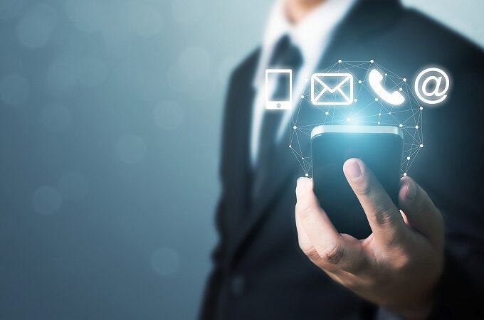 スマホを見る人